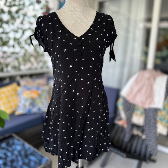 Arizona Jean Company Dresses & Skirts - ♡Black Floral Women's Dress -Size Medium♡